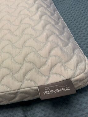 Tempurpedic Cloud Queen White Quilted Pillow - Cooling Support